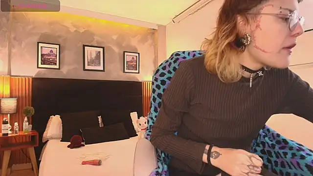Snapshot of Rossiee_huntt chatting on 05.19.26 Rossiee huntt online show from 05.19.26