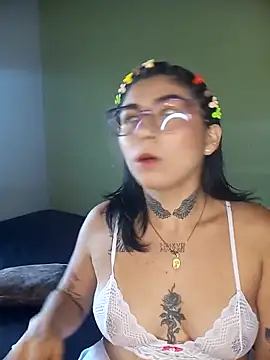 PequenaNena online show from 04.30.26