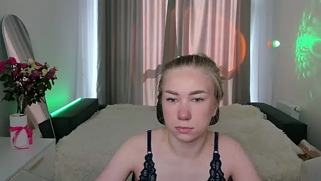 Snapshot of AnnaAlexArti chatting on 05.15.26 AnnaAlexArti online show from 05.15.26