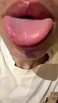 Snapshot of hotlips2026 chatting on 06.26.26 hotlips2026 online show from 06.26.26