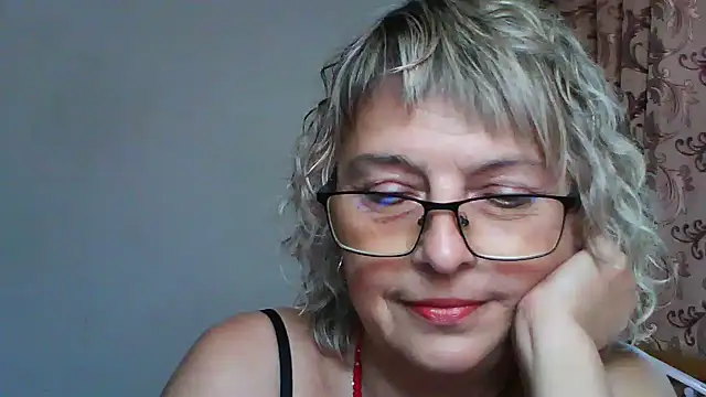 Snapshot of ElizabethGorden chatting on 08.03.26 ElizabethGorden online show from 08.03.26