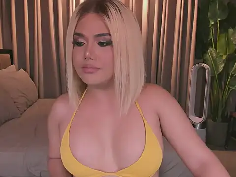 Snapshot of DreamangelTS chatting on 12.14.25 DreamangelTS online show from 12.14.25