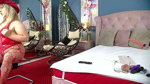 ZoeSkyee online show from 07.11.26