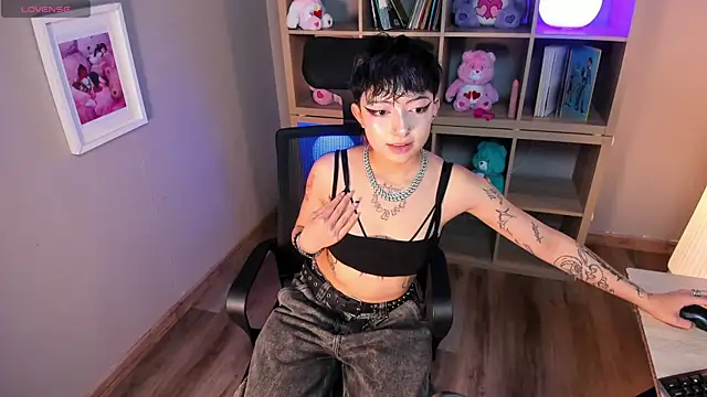 Snapshot of shiny_wolf chatting on 06.18.26 shiny wolf online show from 06.18.26