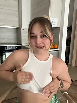 Snapshot of lilixcake chatting on 05.17.26 lilixcake online show from 05.17.26