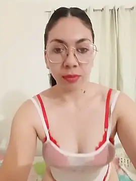 Mia essence online show from 06.30.26