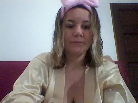 Snapshot of AllisonLove2 chatting on 06.10.26 AllisonLove2 online show from 06.10.26