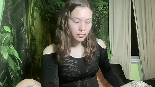 Snapshot of mo0ngoddess chatting on 10.30.25 mo0ngoddess online show from 10.30.25