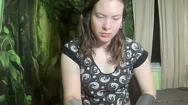 Snapshot of mo0ngoddess chatting on 11.25.25 mo0ngoddess online show from 11.25.25