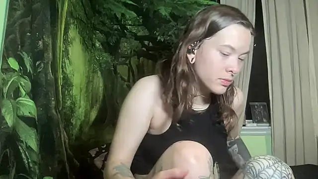 Snapshot of mo0ngoddess chatting on 12.05.25 mo0ngoddess online show from 12.05.25