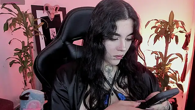 Snapshot of MissCharlottte_18 chatting on 06.25.26 MissCharlottte 18 online show from 06.25.26