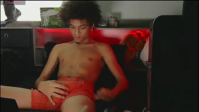 Snapshot of lightskinwithgirth chatting on 07.01.26 lightskinwithgirth online show from 07.01.26