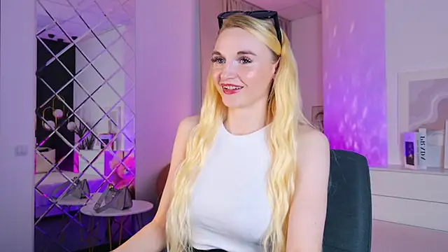 Snapshot of Mila__Lux chatting on 05.29.26 Mila Lux online show from 05.29.26