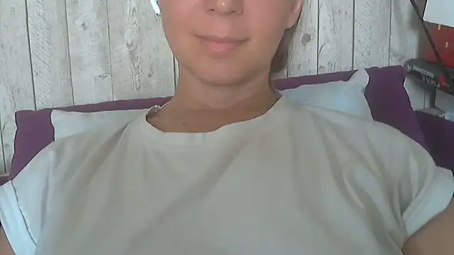 Snapshot of Bella--White chatting on 06.10.26 Bella--White online show from 06.10.26