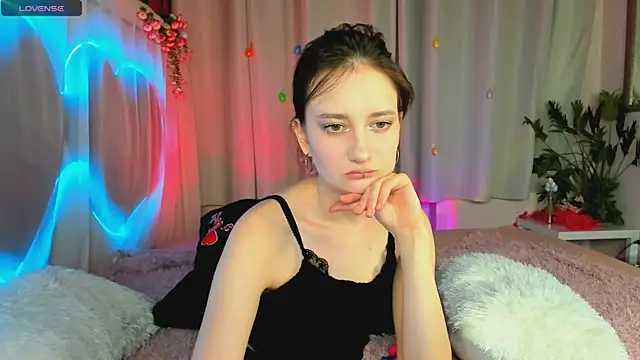 SummerLilaa online show from 06.05.26