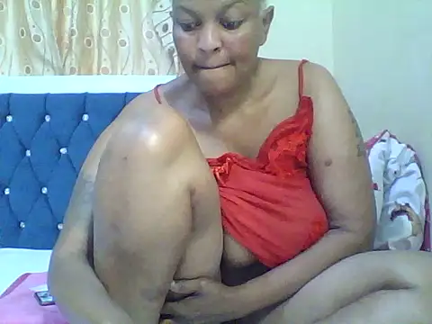 Snapshot of candy_thick chatting on 06.19.26 candy thick online show from 06.19.26
