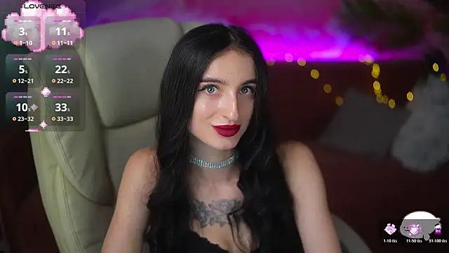 Snapshot of EmilyyMoon chatting on 06.14.26 EmilyyMoon online show from 06.14.26