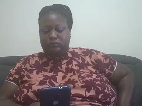 Snapshot of fat_ebonyqueen chatting on 06.11.26 fat ebonyqueen online show from 06.11.26