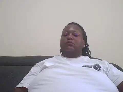 Snapshot of fat_ebonyqueen chatting on 06.18.26 fat ebonyqueen online show from 06.18.26