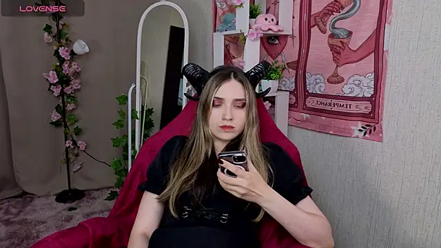 Snapshot of NocturneHuntress chatting on 06.26.26 NocturneHuntress online show from 06.26.26