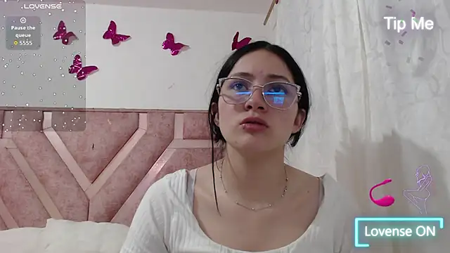 Snapshot of Angel-Hott_ chatting on 06.11.26 Angel-Hott online show from 06.11.26