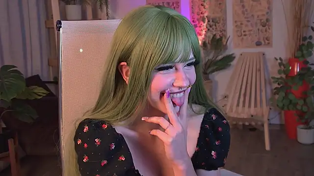 Snapshot of YunaLeaf chatting on 05.30.26 YunaLeaf online show from 05.30.26