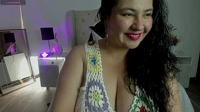 Snapshot of JadeBellee chatting on 06.12.26 JadeBellee online show from 06.12.26