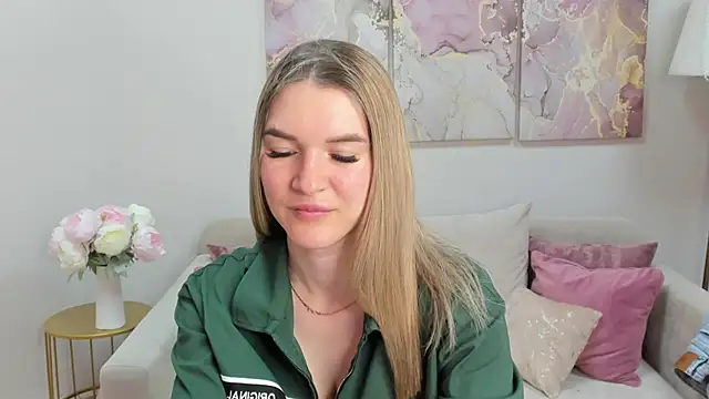 Snapshot of RoxyReignn chatting on 06.15.26 RoxyReignn online show from 06.15.26