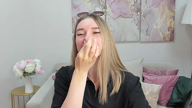 Snapshot of RoxyReignn chatting on 06.18.26 RoxyReignn online show from 06.18.26