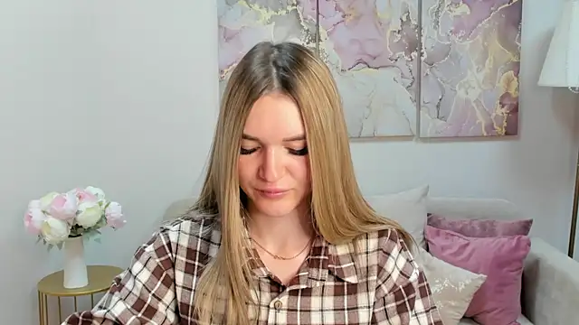 Snapshot of RoxyReignn chatting on 06.24.26 RoxyReignn online show from 06.24.26