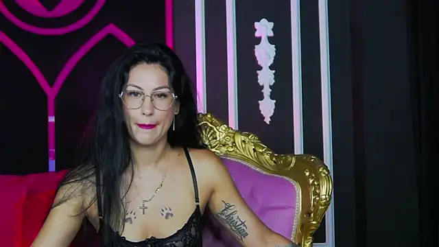 Snapshot of Areina chatting on 06.25.26 Areina online show from 06.25.26