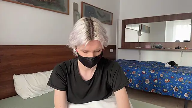 Snapshot of vornyx chatting on 06.19.26 vornyx online show from 06.19.26