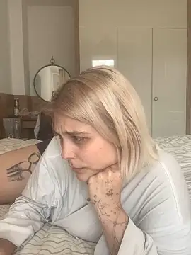 Snapshot of Ella_Bloom chatting on 06.17.26 Ella Bloom online show from 06.17.26