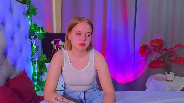 RebeccaCruz online show from 06.10.26