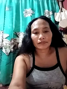 Snapshot of Queenslay chatting on 07.14.26 Queenslay online show from 07.14.26