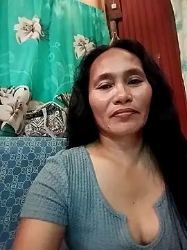 Snapshot of Queenslay chatting on 07.15.26 Queenslay online show from 07.15.26