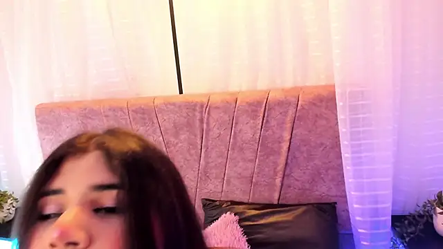 Emilie Jones online show from 06.17.26