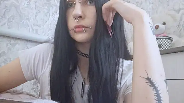 Snapshot of KrissyHiott chatting on 06.18.26 KrissyHiott online show from 06.18.26