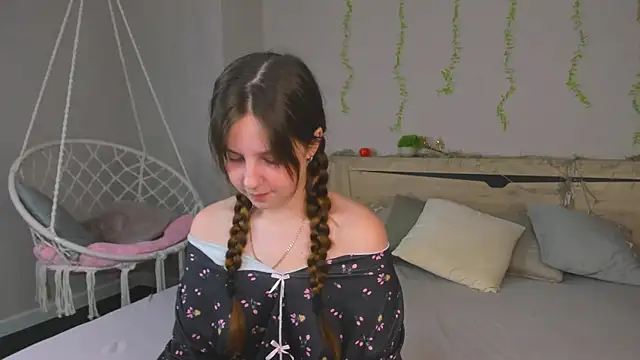 Snapshot of Violeta_Paul chatting on 07.05.26 Violeta Paul online show from 07.05.26