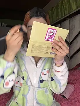 Snapshot of Nana-Komatsu chatting on 06.24.26 Nana-Komatsu online show from 06.24.26