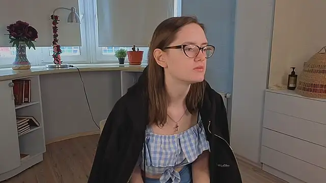 Snapshot of EstelaWeninger chatting on 06.30.26 EstelaWeninger online show from 06.30.26