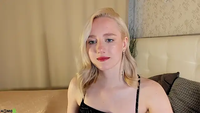 Snapshot of Chloe-Deccer chatting on 06.26.26 Chloe-Deccer online show from 06.26.26