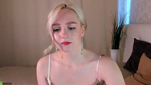 Snapshot of Chloe-Deccer chatting on 06.29.26 Chloe-Deccer online show from 06.29.26