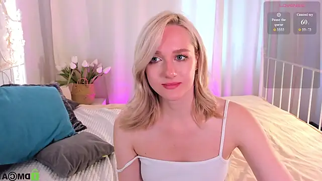 Snapshot of Chloe-Deccer chatting on 07.11.26 Chloe-Deccer online show from 07.11.26