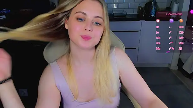 Snapshot of blonde_kellyy chatting on 06.21.26 blonde kellyy online show from 06.21.26