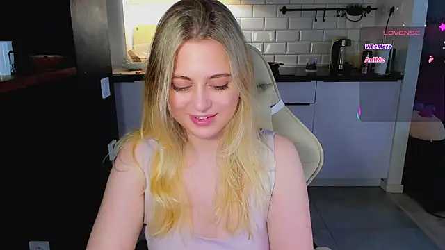 Snapshot of blonde_kellyy chatting on 06.26.26 blonde kellyy online show from 06.26.26