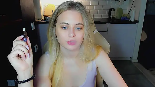 Snapshot of blonde_kellyy chatting on 07.14.26 blonde kellyy online show from 07.14.26