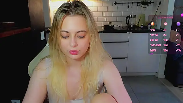 Snapshot of blonde_kellyy chatting on 07.27.26 blonde kellyy online show from 07.27.26
