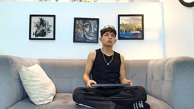 BLACK AND WHITET online show from 06.10.26