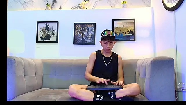 BLACK AND WHITET online show from 06.11.26